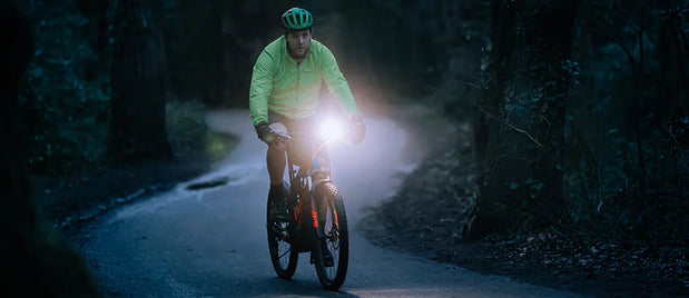 E-Bike Frontscheinwerfer mit Direktanschluss am Bordnetz montiert