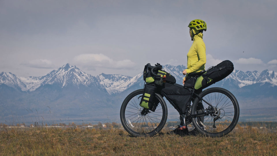 BikePacking in der Schweiz – Fahrrad mit Beleuchtung und Gepäcktaschen auf Alpenpass